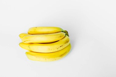 Bir avuç muzu izole ettik. Soyulmuş muz, beyaz arka planda izole edilmiş. Beyaz arka planda izole edilmiş muzlar. 