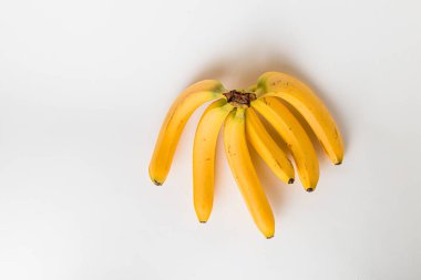 Bir avuç muzu izole ettik. Soyulmuş muz, beyaz arka planda izole edilmiş. Beyaz arka planda izole edilmiş muzlar. 