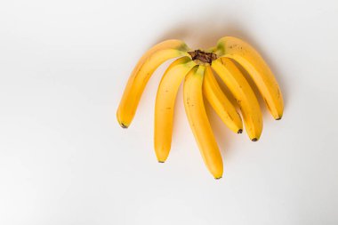 Bir avuç muzu izole ettik. Soyulmuş muz, beyaz arka planda izole edilmiş. Beyaz arka planda izole edilmiş muzlar. 