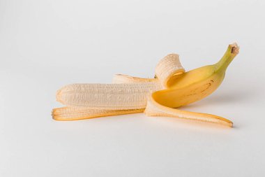 Bir avuç muzu izole ettik. Soyulmuş muz, beyaz arka planda izole edilmiş. Beyaz arka planda izole edilmiş muzlar. 