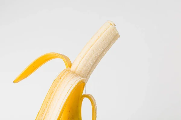 Banda Bananów Odizolowana Obierany Banan Izolowany Białym Tle Banany Izolowane — Zdjęcie stockowe