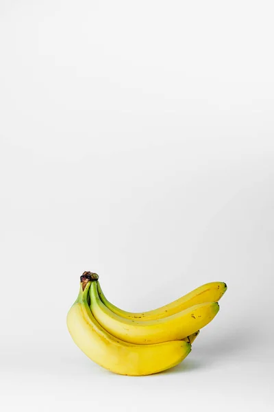 Hromada Banánů Izolovaných Oloupaný Banán Izolovaný Bílém Pozadí Banány Izolované — Stock fotografie