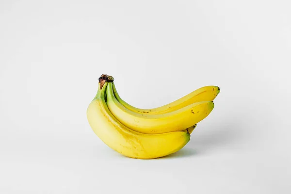 Ένα Μάτσο Μπανάνες Απομονωμένες Ξεφλουδισμένη Μπανάνα Απομονωμένη Λευκό Φόντο Μπανάνες — Φωτογραφία Αρχείου
