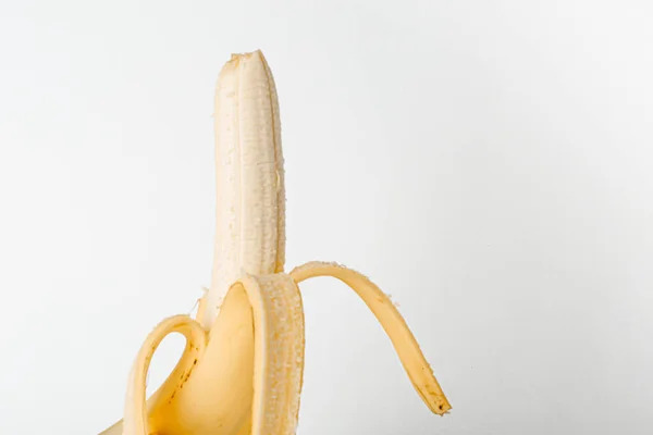一堆香蕉被隔离了被白色背景隔离的剥皮香蕉 在白色背景上隔离的香蕉 — 图库照片