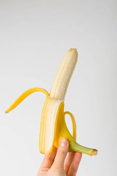 Ένα Μάτσο Μπανάνες Απομονωμένες Ξεφλουδισμένη Μπανάνα Απομονωμένη Λευκό Φόντο Μπανάνες — Φωτογραφία Αρχείου