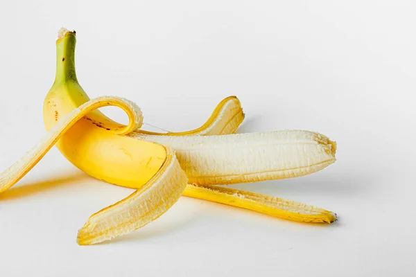 一堆香蕉被隔离了被白色背景隔离的剥皮香蕉 在白色背景上隔离的香蕉 — 图库照片
