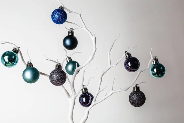 Kerstversiering Blauwe Mint Kerstballen Een Witte Brunch Witte Achtergrond Kerst — Stockfoto