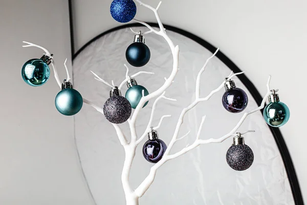 Kerstversiering Blauwe Mint Kerstballen Een Witte Brunch Witte Achtergrond Kerst — Stockfoto