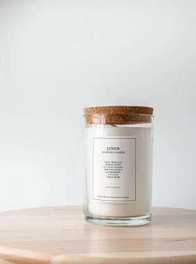 Rahat ev dekorasyonu, beyaz arka planda aromatik mumlar.