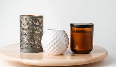 Rahat ev dekorasyonu, beyaz arka planda aromatik mumlar.