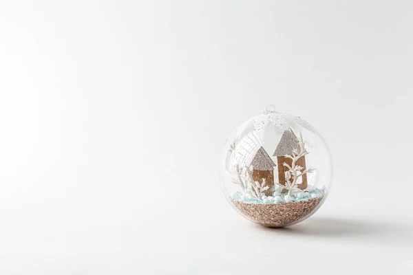 Vánoční Sněhová Koule Domem Uvnitř Sněžení — Stock fotografie