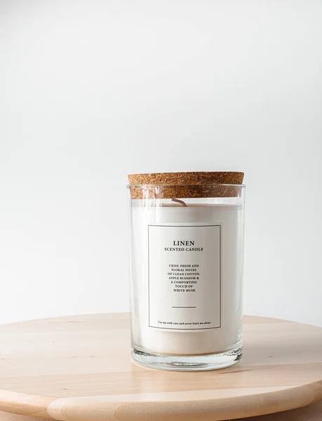 舒适的家居室内装饰 白色背景的芳香蜡烛 — 图库照片