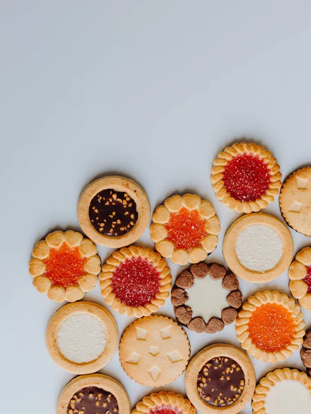 Blanda Olika Kex Sötsaker Och Kakram Ovanifrån Bordsscenen Över Vit — Stockfoto