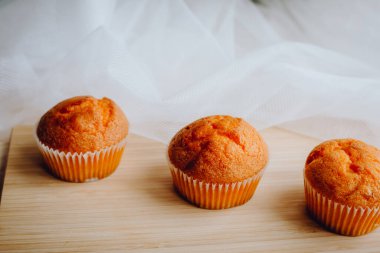 Arka plandaki masada nefis doğum günü kekleri. Çikolatalı ve portakallı kekler..