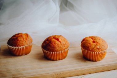 Arka plandaki masada nefis doğum günü kekleri. Çikolatalı ve portakallı kekler..