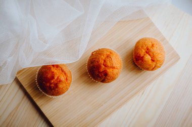 Arka plandaki masada nefis doğum günü kekleri. Çikolatalı ve portakallı kekler..