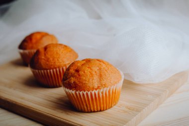 Arka plandaki masada nefis doğum günü kekleri. Çikolatalı ve portakallı kekler..