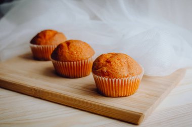 Arka plandaki masada nefis doğum günü kekleri. Çikolatalı ve portakallı kekler..
