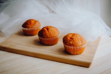 Arka plandaki masada nefis doğum günü kekleri. Çikolatalı ve portakallı kekler..
