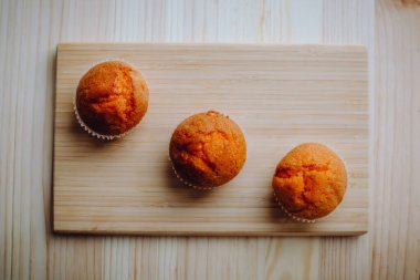 Arka plandaki masada nefis doğum günü kekleri. Çikolatalı ve portakallı kekler..