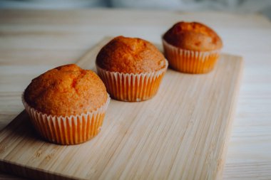 Arka plandaki masada nefis doğum günü kekleri. Çikolatalı ve portakallı kekler..