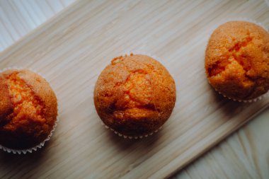 Arka plandaki masada nefis doğum günü kekleri. Çikolatalı ve portakallı kekler..