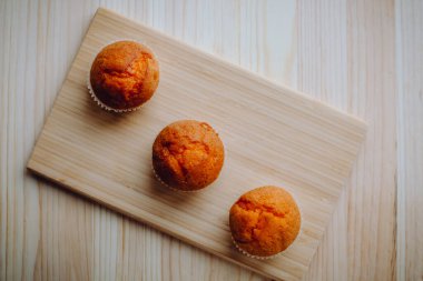Arka plandaki masada nefis doğum günü kekleri. Çikolatalı ve portakallı kekler..