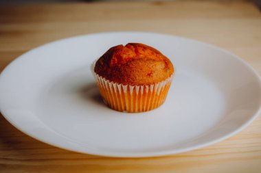 Arka plandaki masada nefis doğum günü kekleri. Çikolatalı ve portakallı kekler..