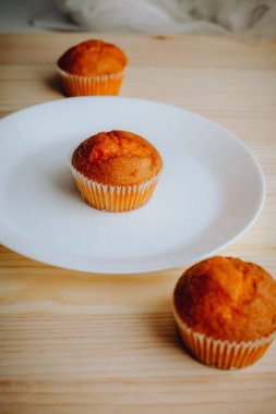 Arka plandaki masada nefis doğum günü kekleri. Çikolatalı ve portakallı kekler..