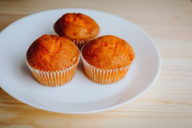 Arka plandaki masada nefis doğum günü kekleri. Çikolatalı ve portakallı kekler..