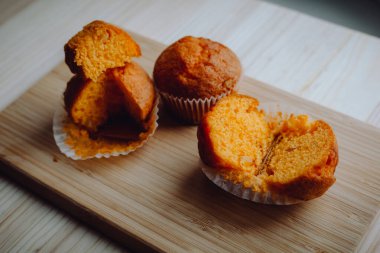 Arka plandaki masada nefis doğum günü kekleri. Çikolatalı ve portakallı kekler..