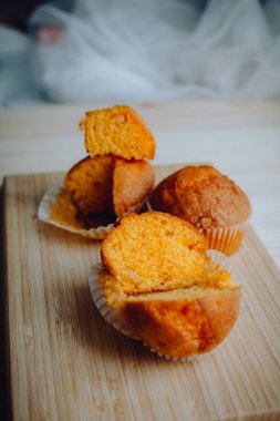 Arka plandaki masada nefis doğum günü kekleri. Çikolatalı ve portakallı kekler..