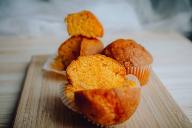 Arka plandaki masada nefis doğum günü kekleri. Çikolatalı ve portakallı kekler..