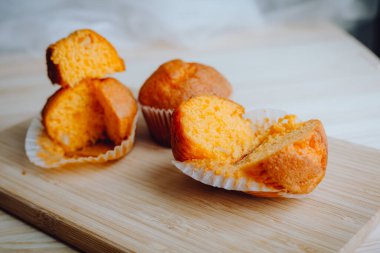 Arka plandaki masada nefis doğum günü kekleri. Çikolatalı ve portakallı kekler..