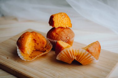 Arka plandaki masada nefis doğum günü kekleri. Çikolatalı ve portakallı kekler..