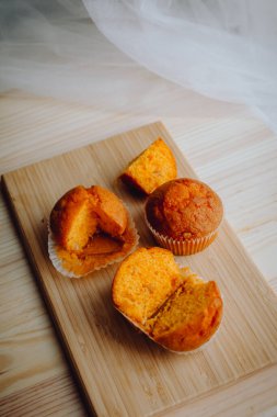 Arka plandaki masada nefis doğum günü kekleri. Çikolatalı ve portakallı kekler..