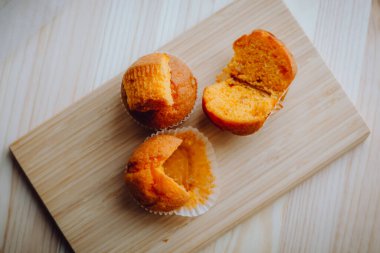 Arka plandaki masada nefis doğum günü kekleri. Çikolatalı ve portakallı kekler..