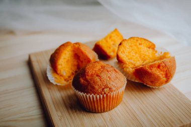 Arka plandaki masada nefis doğum günü kekleri. Çikolatalı ve portakallı kekler..