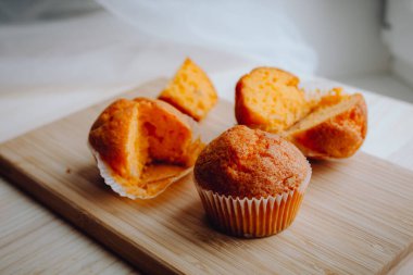 Arka plandaki masada nefis doğum günü kekleri. Çikolatalı ve portakallı kekler..