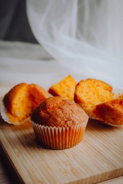 Arka plandaki masada nefis doğum günü kekleri. Çikolatalı ve portakallı kekler..