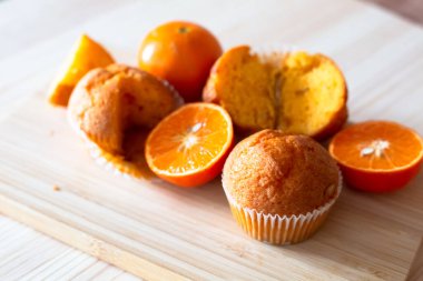 Arka plandaki masada nefis doğum günü kekleri. Çikolatalı ve portakallı kekler..