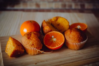 Arka plandaki masada nefis doğum günü kekleri. Çikolatalı ve portakallı kekler..