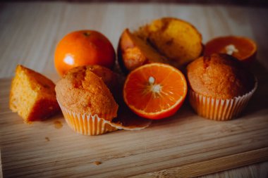 Arka plandaki masada nefis doğum günü kekleri. Çikolatalı ve portakallı kekler..