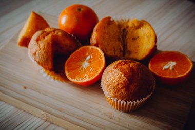 Arka plandaki masada nefis doğum günü kekleri. Çikolatalı ve portakallı kekler..