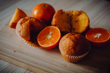 Arka plandaki masada nefis doğum günü kekleri. Çikolatalı ve portakallı kekler..