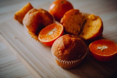 Arka plandaki masada nefis doğum günü kekleri. Çikolatalı ve portakallı kekler..