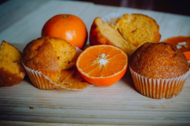 Arka plandaki masada nefis doğum günü kekleri. Çikolatalı ve portakallı kekler..
