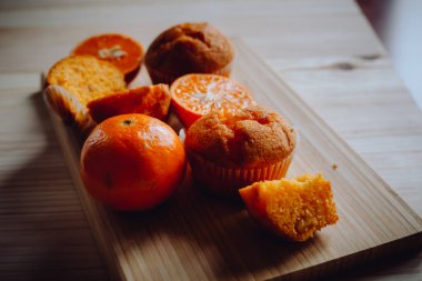 Arka plandaki masada nefis doğum günü kekleri. Çikolatalı ve portakallı kekler..
