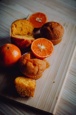 Arka plandaki masada nefis doğum günü kekleri. Çikolatalı ve portakallı kekler..