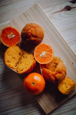 Arka plandaki masada nefis doğum günü kekleri. Çikolatalı ve portakallı kekler..